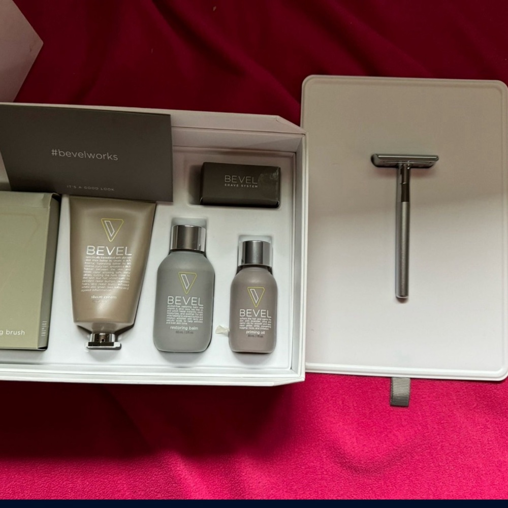 Bevel Grooming Kit with Razor